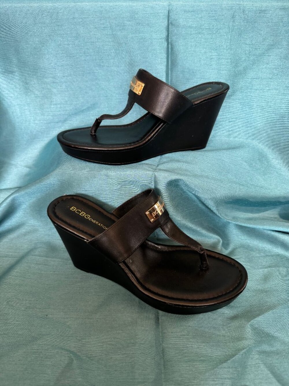 Women's BCBG Dominique black thong wedge sandals with gold accent 8.5/38.5